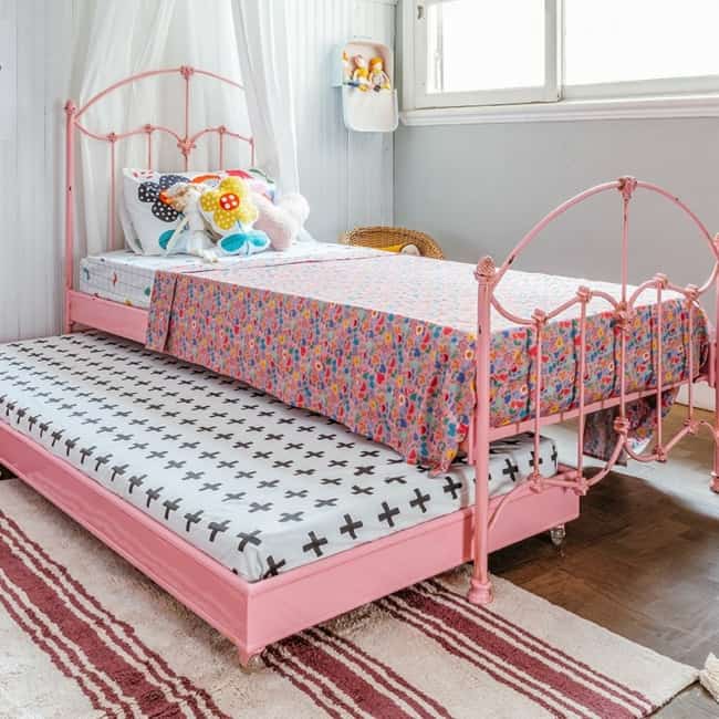 33 quarto de crianca com cama de ferro rosa
