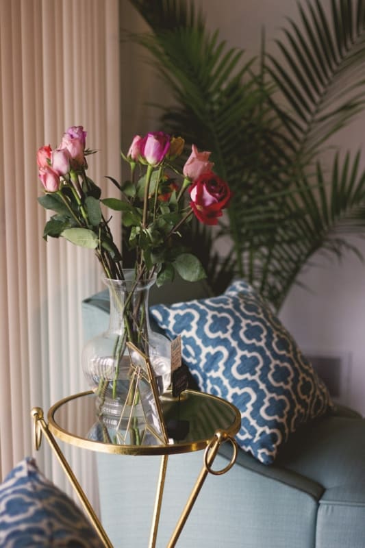 43 vaso de vidro com rosas decoracao da sala Unsplash