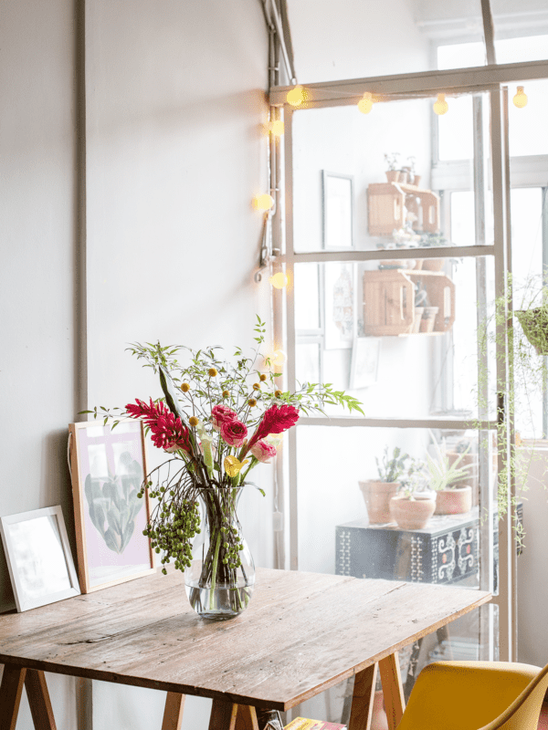 45 mesa de madeira com arranjo de flores em vaso de vidro Pinterest