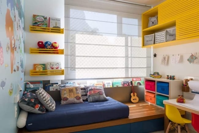 49 quarto infantil com prateleiras coloridas de livros Pinterest
