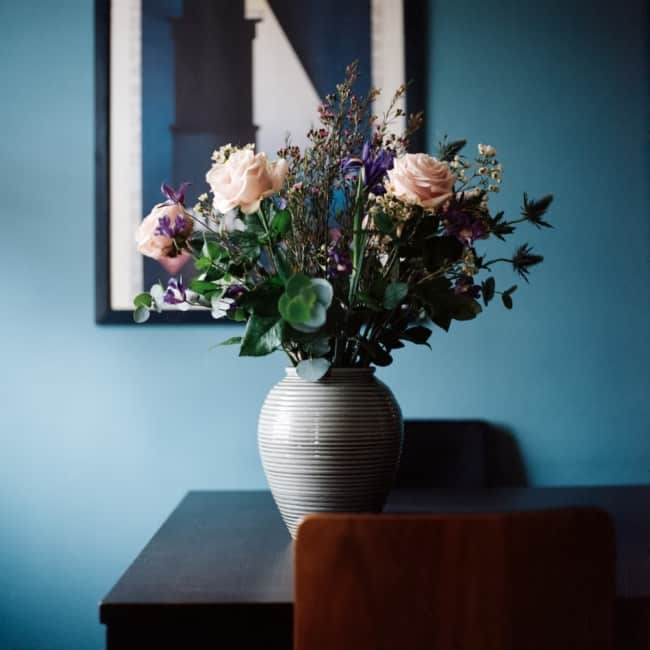 50 arranjo de flores em vaso ceramico Unsplash