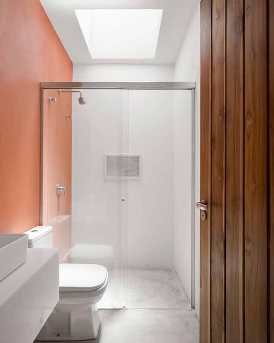 52 banheiro pequeno com claraboia Anga Arquitetura