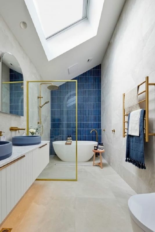 59 banheiro moderno com claraboia no teto Style Curator