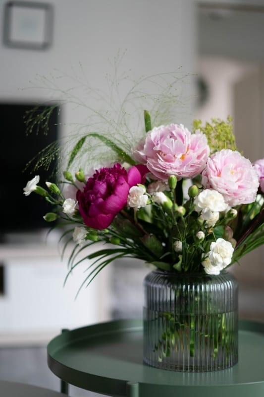 6 flores naturais em vaso de vidro canelado Unsplash