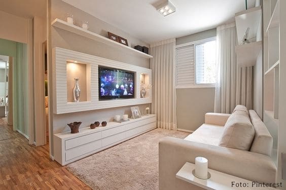 6 sala de TV pequena com sofa branco
