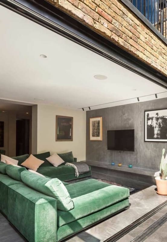 6 sala moderna com sofa verde de veludo Pinterest