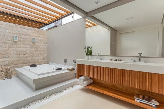 60 banheiro grande com claraboia Priscila Valente Arquitetura