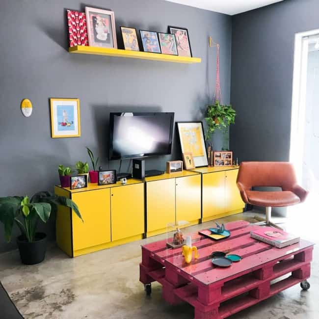 9 sala decorada com mesa de centro colorida de pallet Decor29
