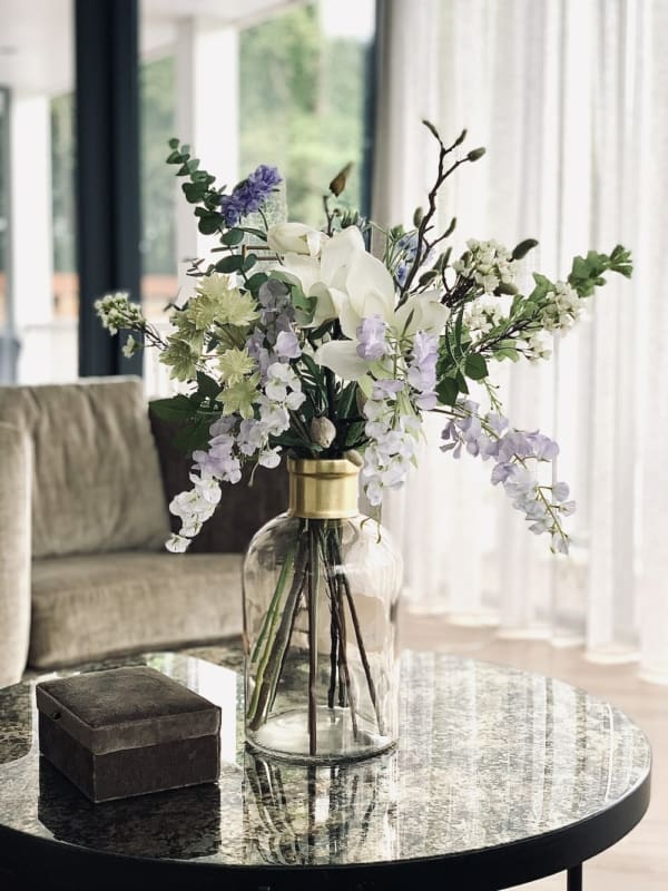 9 vaso de vidro com flores artificiais Unsplash