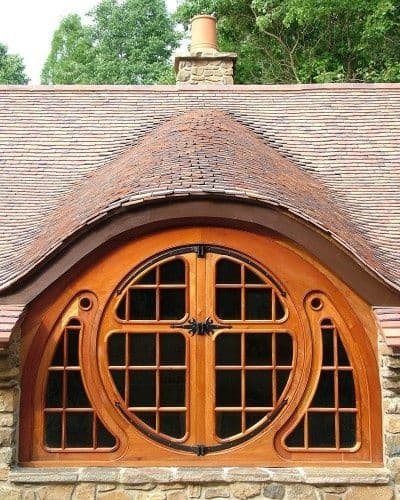 janela de madeira redonda 