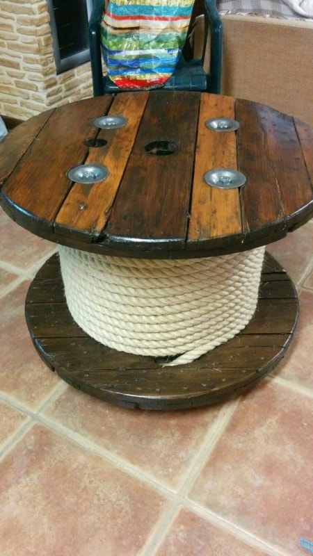 mesa de carretel com corda pequena