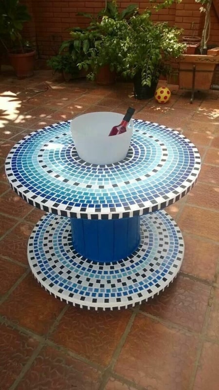 mesa de carretel de pastilhas azuis