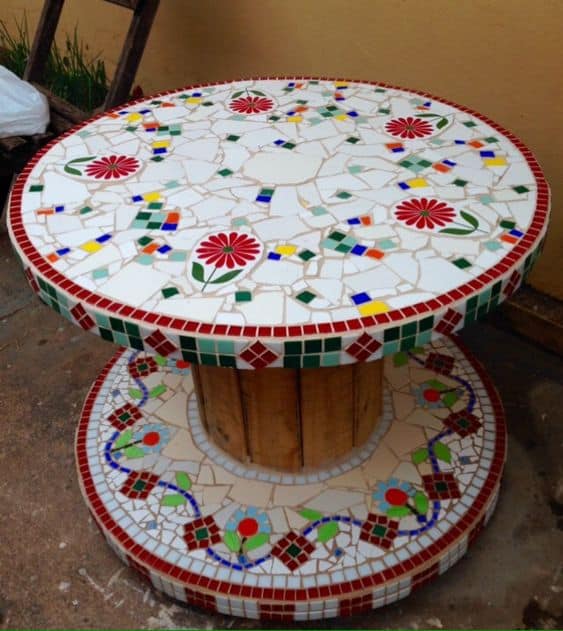 mesa de carretel de pastilhas colorida