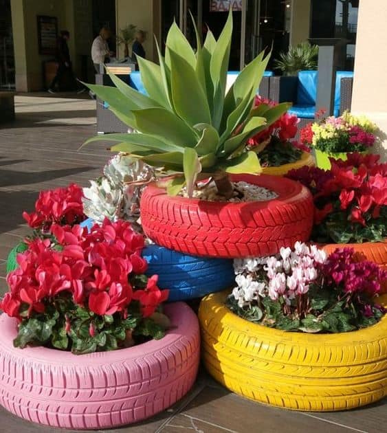 17 vasos de flores com pneus coloridos Lushome