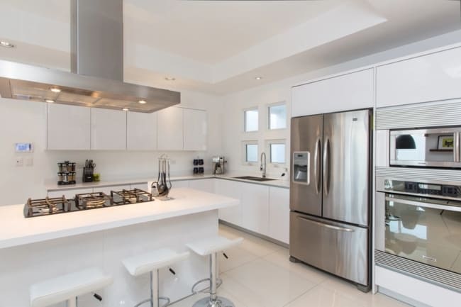 2 cozinha moderna em branco e prata Homify