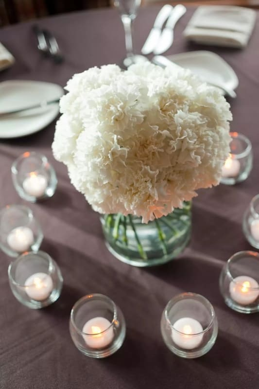 4 arranjo de mesa com flores brancas de cravo The Knot