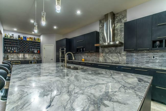 15 cozinha com ilha e pia de marmore cinza Romagian Granite and Marble
