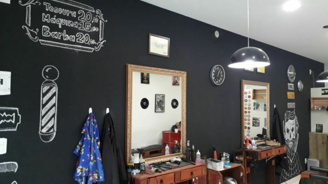 15 decoracao moderna de barbearia com parede lousa Barbearia Galego e Gaucho