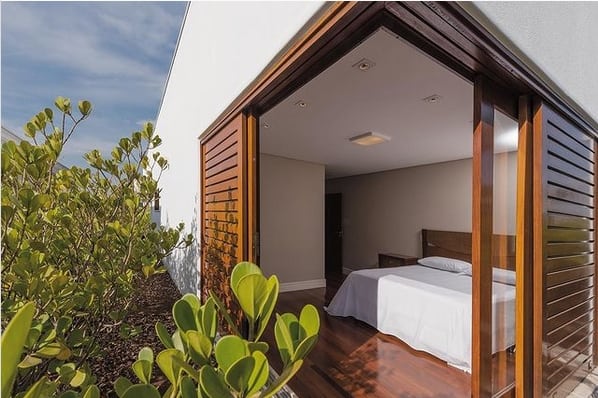 19 quarto com esquadria de madeira @leticiapassarini arquitetura