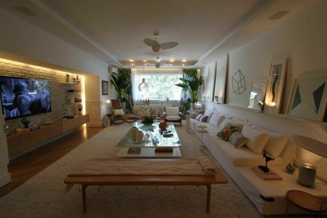 23 sala com sofa gigante branco Anapi Tapetes