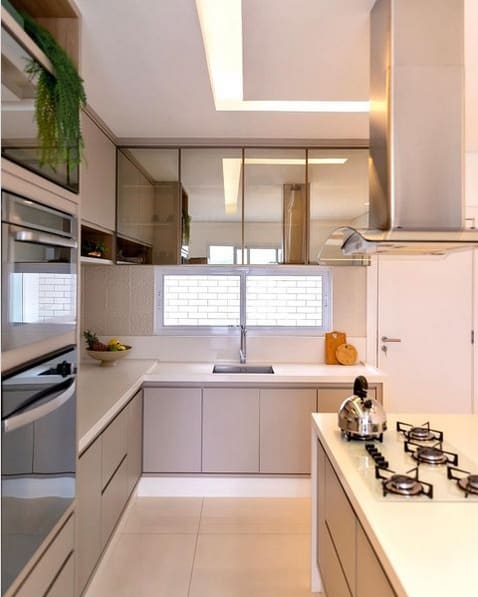 44 cozinha com esquadria branca na janela @araujobrandaoarq