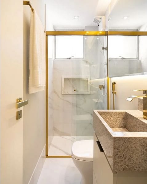 58 esquadria dourada em banheiro @alicenascimentodesign