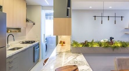 7 cozinha pequena e moderna com bancada de marmore @stafin arq decor