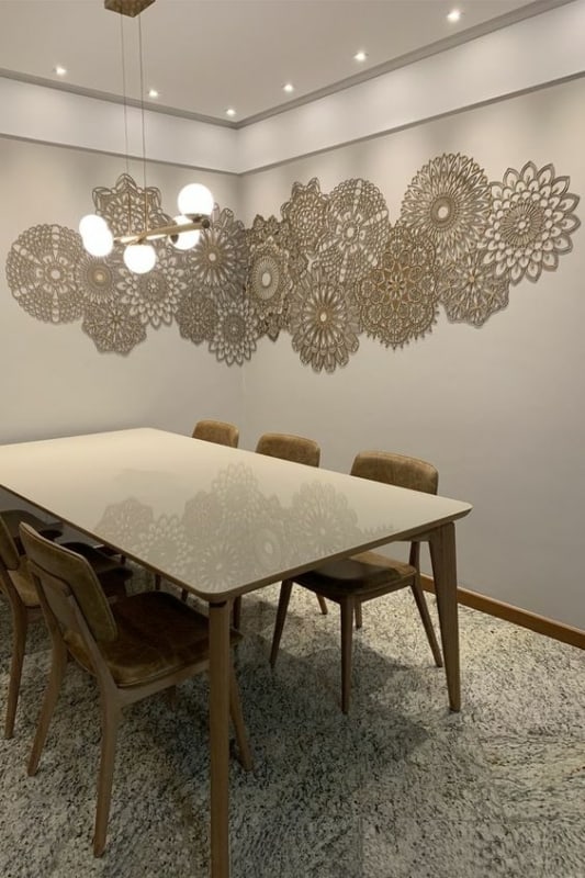 1 sala de jantar com mandalas na parede Vivian Chiabay Escritorio de Arte
