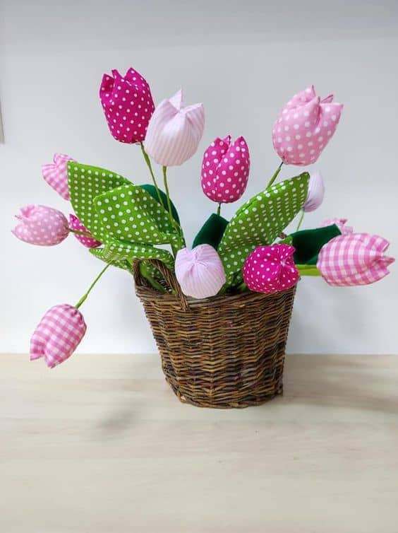 13 cesto com tulipas de tecido Pinterest
