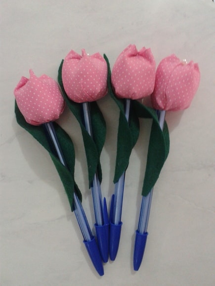 15 caneta com tulipa de tecido JUJU ARTESANATO