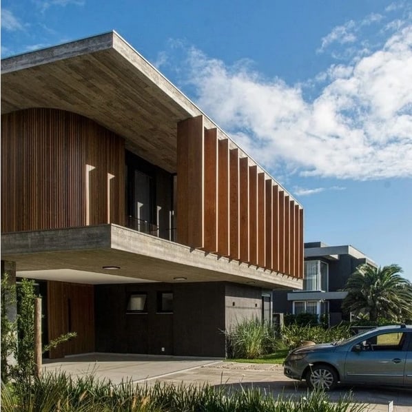15 sobrado moderno com brises verticais de madeira @cantergianikunze arquitetos
