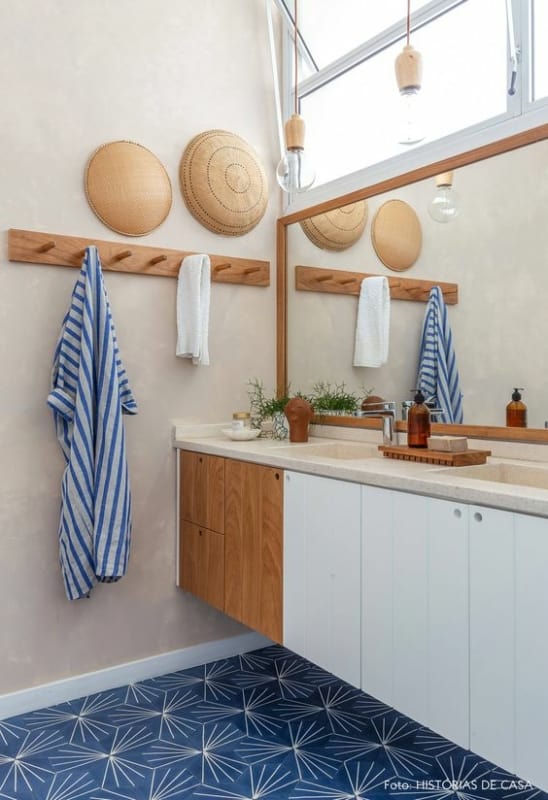 17 banheiro com cabideiro de madeira Historias de Casa