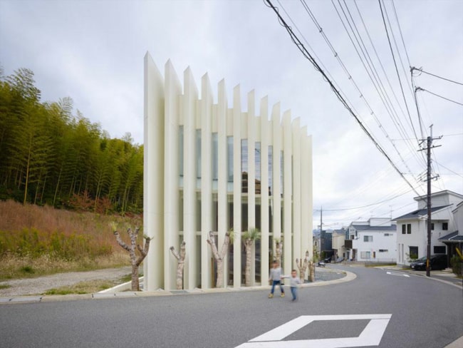 24 fachada moderna com brises verticais de concreto Arteeblog