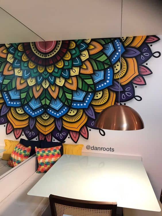 26 sala de jantar com pintura de mandala na parede @danroots