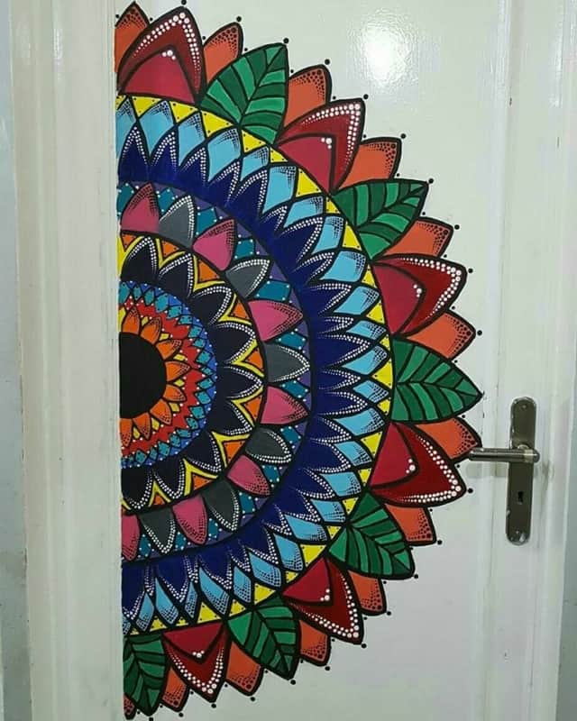5 porta com pintura de mandala colorida Pinterest