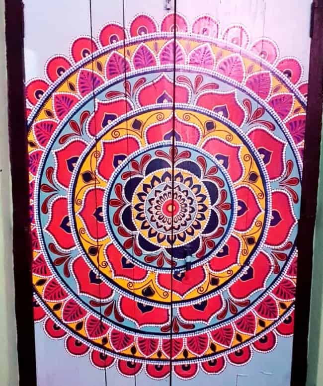 7 porta com pintura colorida de mandala Pinterest