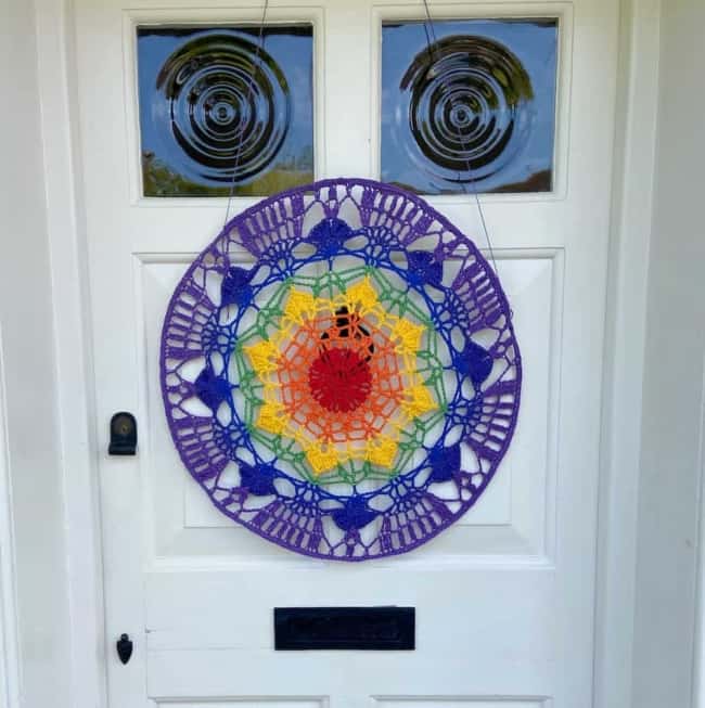 8 porta decorada com mandala colorida HanJan Crochet