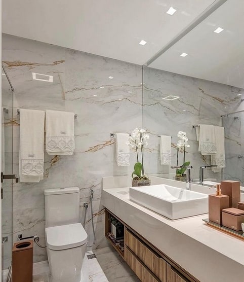 16 banheiro com porcelanato polido marmorizado @villabellaacabamentos