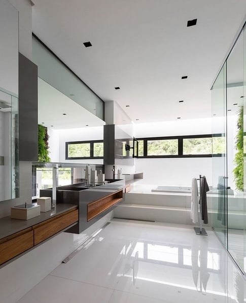23 banheiro com porcelanato polido branco Casa Vogue