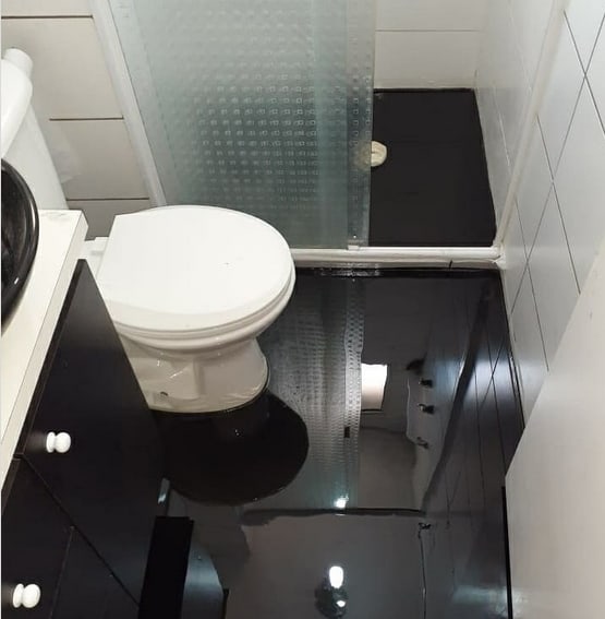 35 banheiro pequeno com porcelanato preto @souzaesouzaconstrucoes