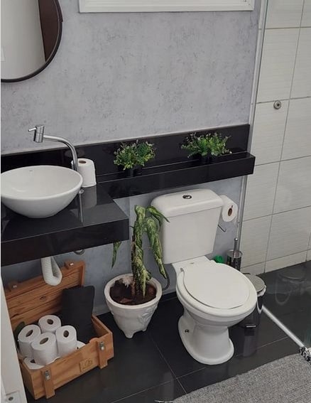 39 banheiro pequeno com porcelanato polido preto @15 casa