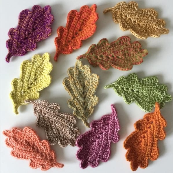 39 folhas pequenas e coloridas de croche @craftyemmi