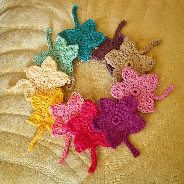 42 folhas de croche pequenas e coloridas @littleblueowlcrochet