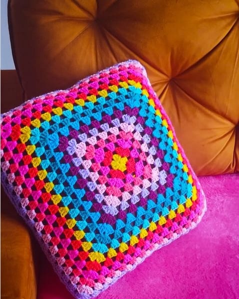 53 almofada colorida de croche @sara anahy