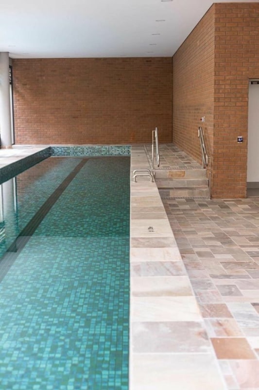 piscina com piso ceramico