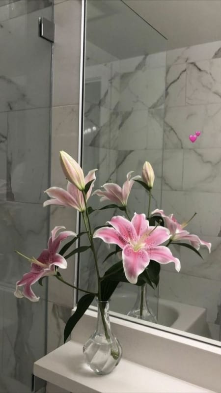 29 banheiro decorado com lirios rosa Pinterest