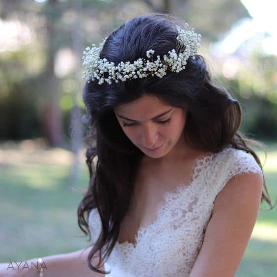 45 noiva com coroa de flores de gipsofila Ayana Floral Design