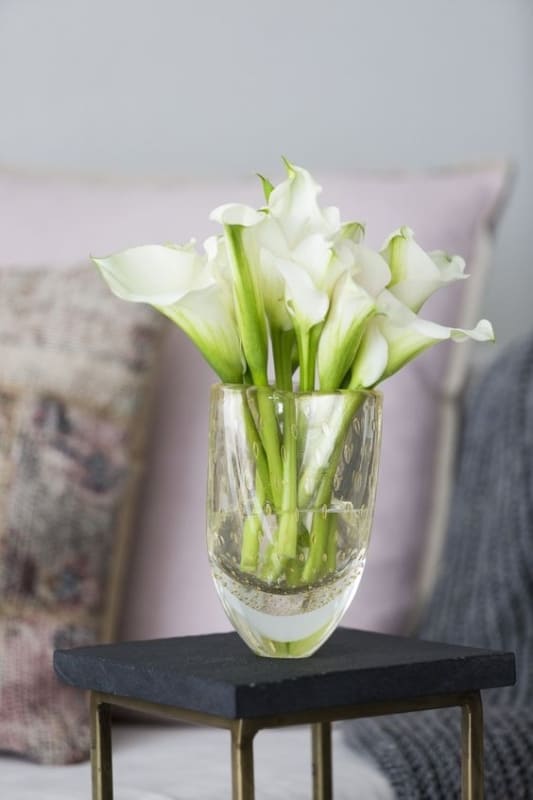 57 vaso de vidro com flores de copo de leite Pinterest
