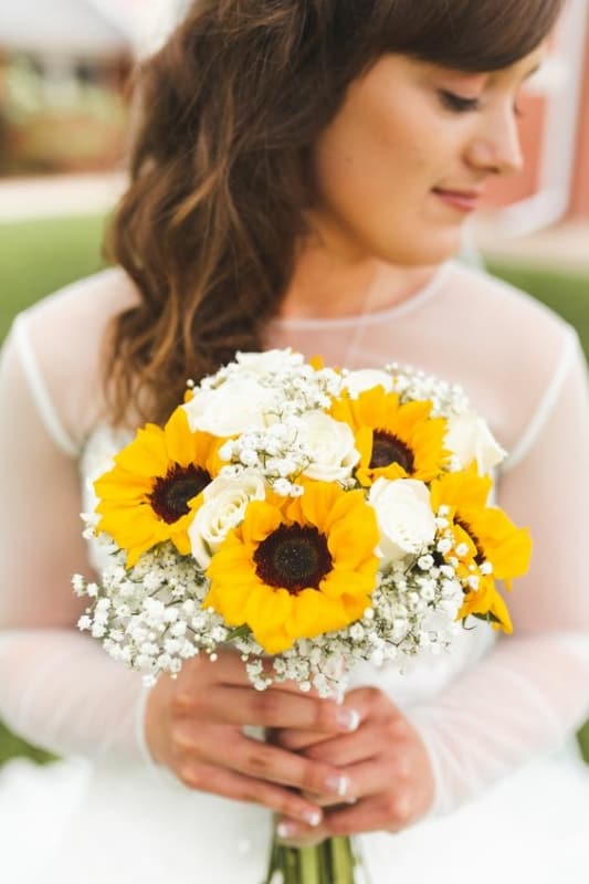 59 noiva com buque de girassol e flores brancas Pinterest