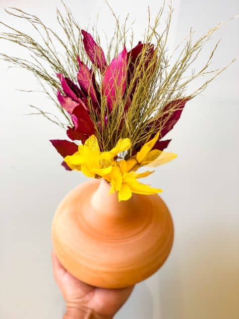 flores secas em vaso de ceramica